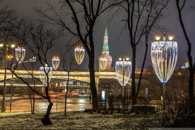 В этом году все фонари в центре оформлены под бокалы шампанского.