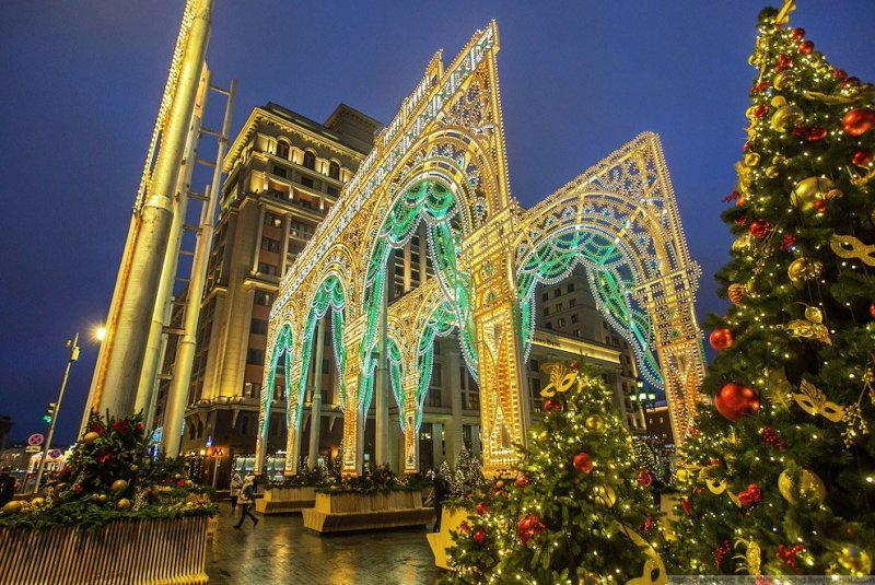 Помимо Сказочного леса, Манежную площадь украшает огромная световая арка, выполненная по мотивам здания Малого театра на Ордынке.