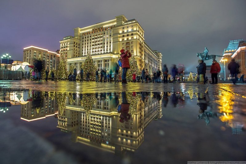 Московская зима с лужами. Гостиницу по старой памяти называем «Москва», но это уже давно Four Seasons.