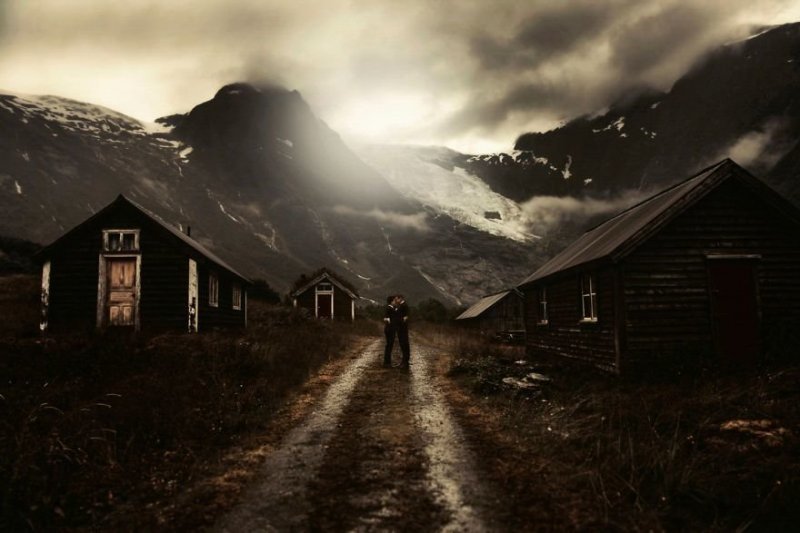 Небольшая деревня Фьерленд, Норвегия, расположена там, где встречается фьорд и ледник.