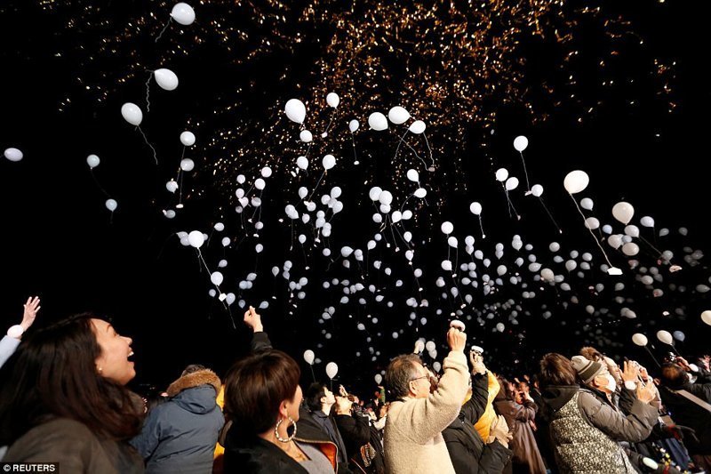 Японцы прощаются с 2017 годом, отпуская в небо белые воздушные шары