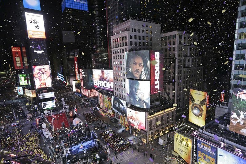 Тысячи жителей Нью-Йорк вышли на Таймс-Сквер, несмотря на непривычный для них мороз ( - 15 градусов)