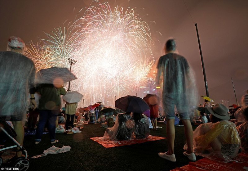В Сингапуре льют дожди, но люди все равно пришли в залив Марина-Бэй посмотреть на фейерверк