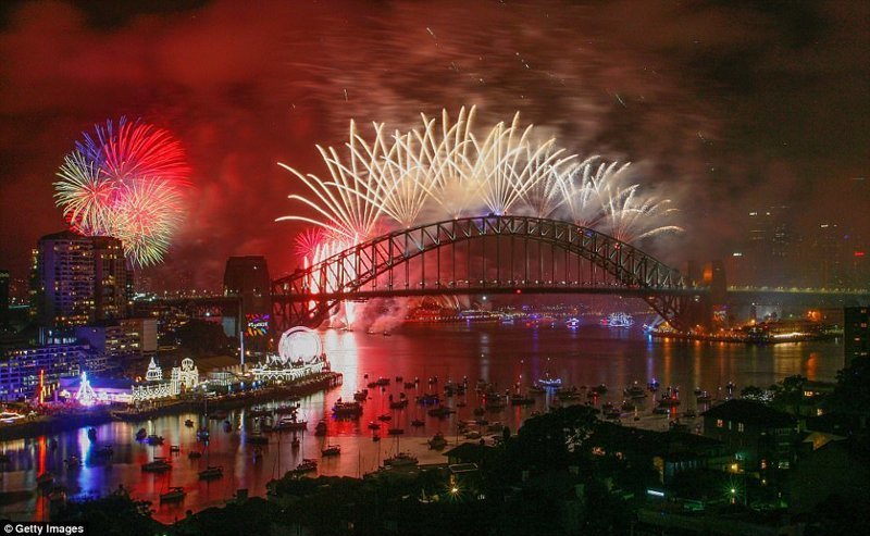 Сидней, Австралия, Харбор-Бридж. Фейерверк в виде радуги в честь недавно принятого закона о легализации однополых браков