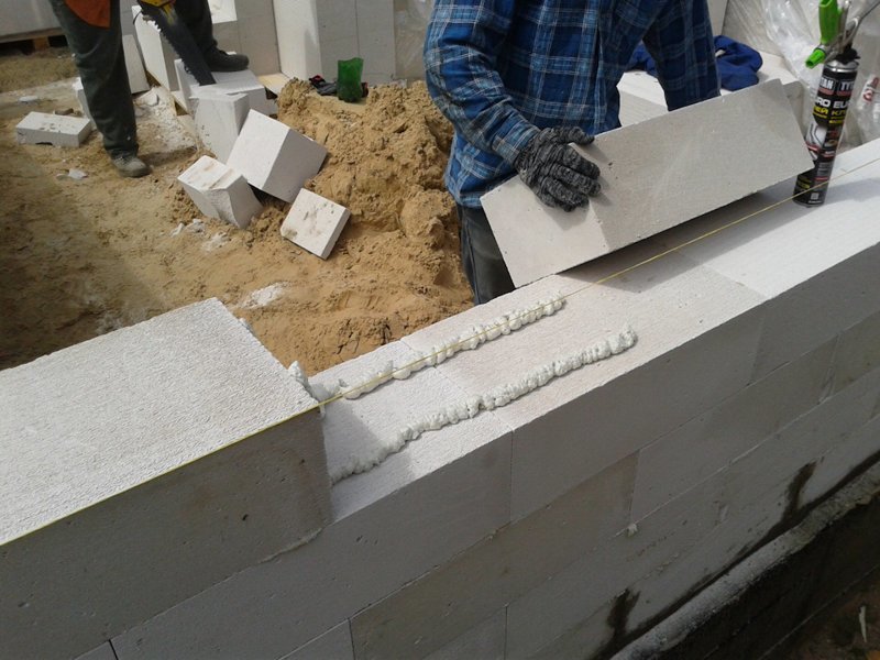 Стеновая керамическая плитка на монтажную пену