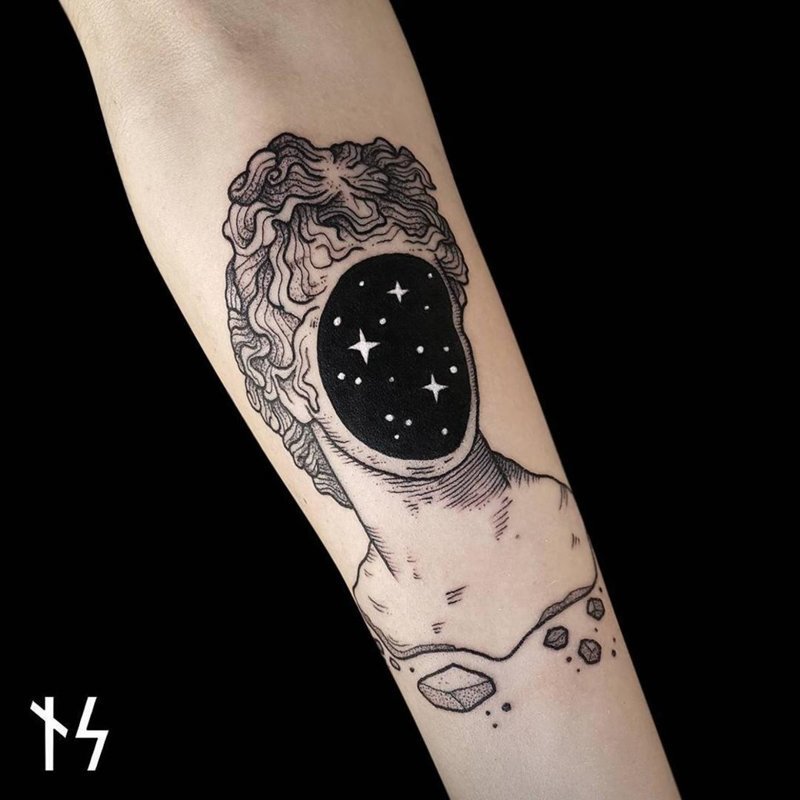 В поисках звезд: космические татуировки от Ника Сквер