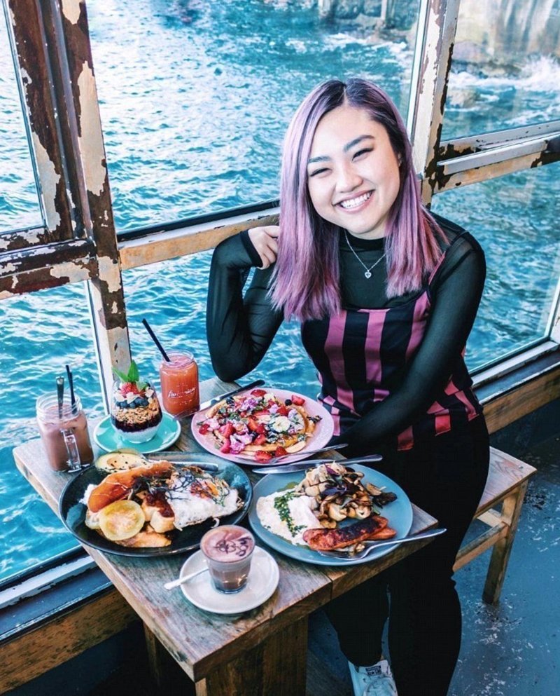 Страничка 24-летней Янь Дун в Instagram* посвящена путешествиям и вкусной еде (девушка в заведении Celsius Coffee Co, Сидней)