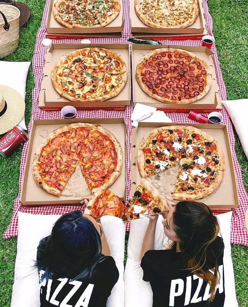 Янь вместе с подругой наслаждаются пиццей от Epic Pizza, Сидней