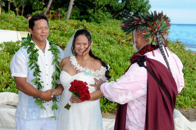 11. ГАВАЙИ: И жених, и невеста обязательно надевают на шею яркие растительные венки. Невеста обычно в длинном белом платье, а жених - в свободной белой рубашке и таких же легких штанах