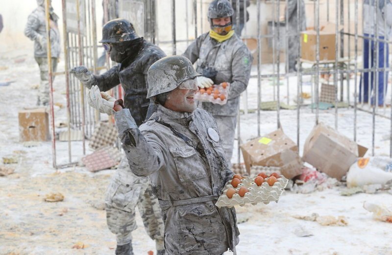 Традиционная битва мукой и яйцами в Испании