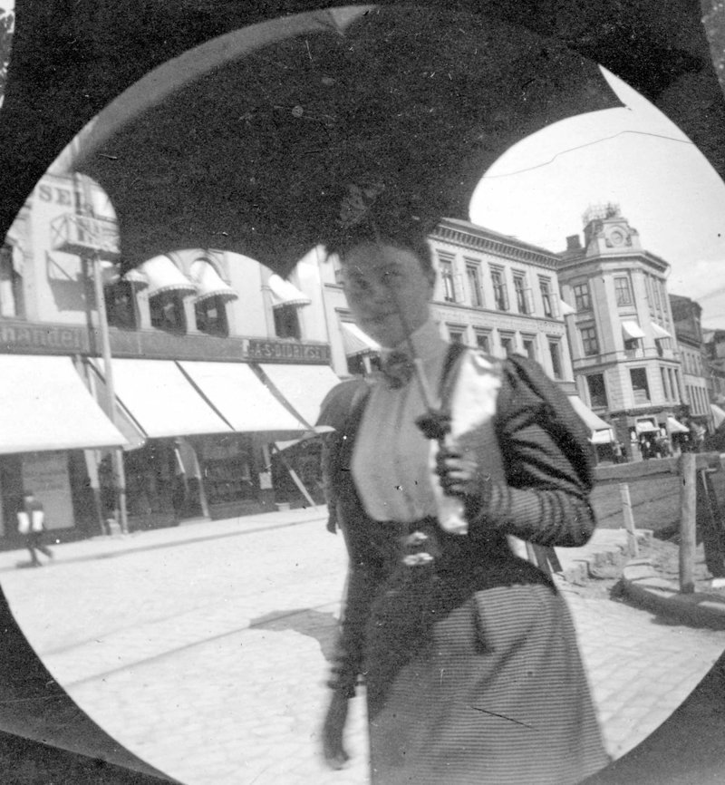 Тогда еще 19-летний студент Карл Стёрмер (1872-1957) гулял по улицам Осло и документировал его повседневную жизнь - подобных снимков насчитывается около 500