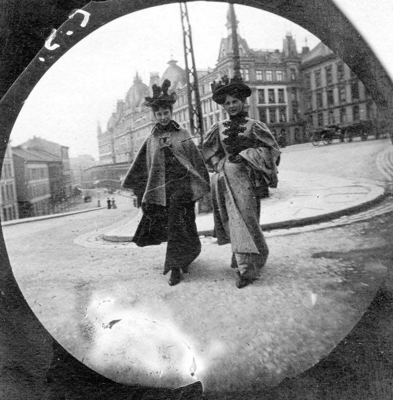 Такие "тайные" фотографии на скрытую камеру - один из самых ранних видов уличной фотографии