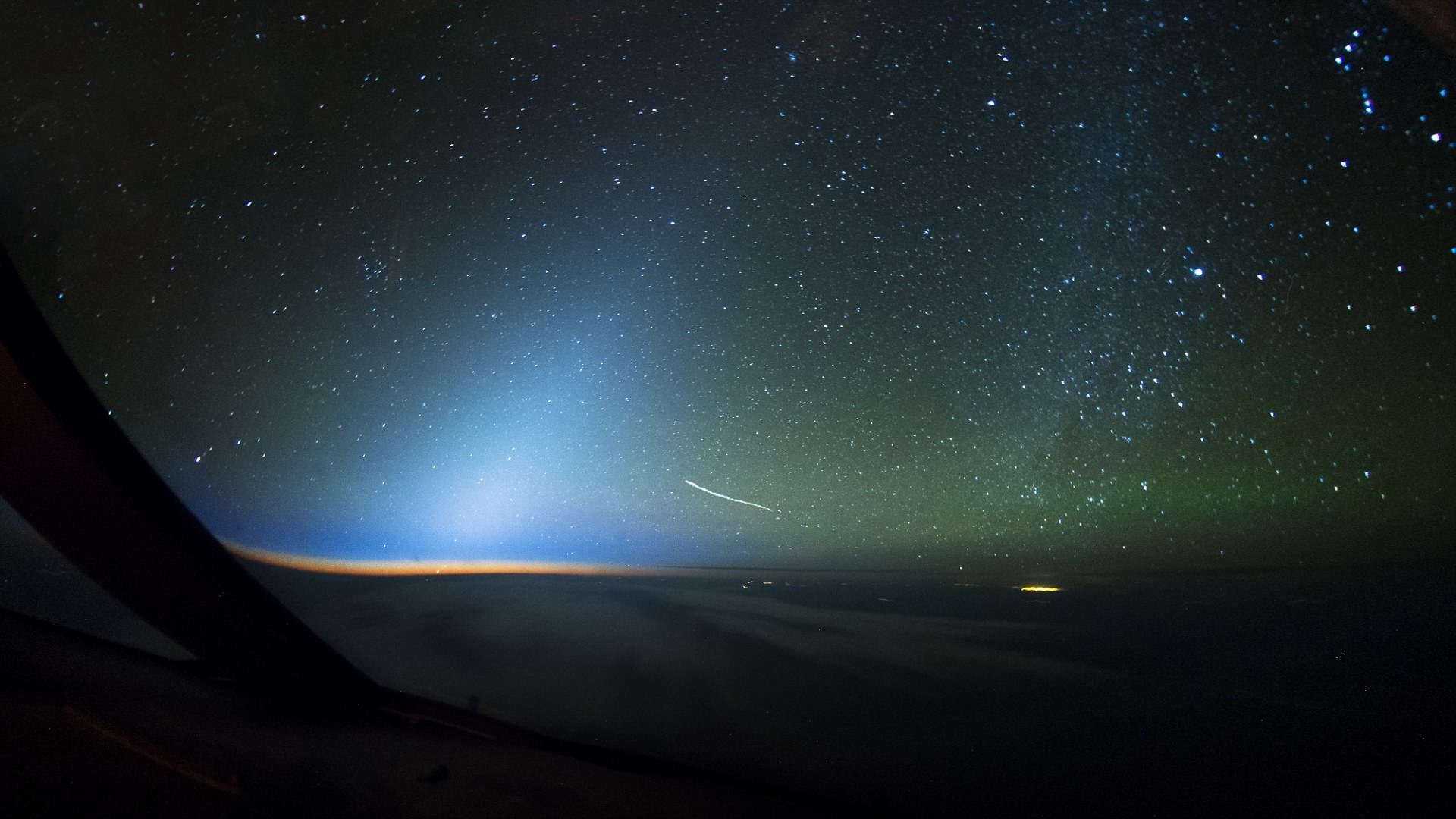 Зодиакальный свет - редкое природное явление, свечение неба вдоль эклиптики вследствие подсвечивания Солнцем мелких частиц пыли и других космических объектов