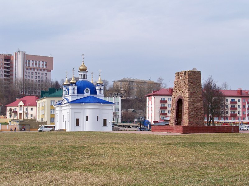 Новодельная церковь и памятный знак в честь основания города