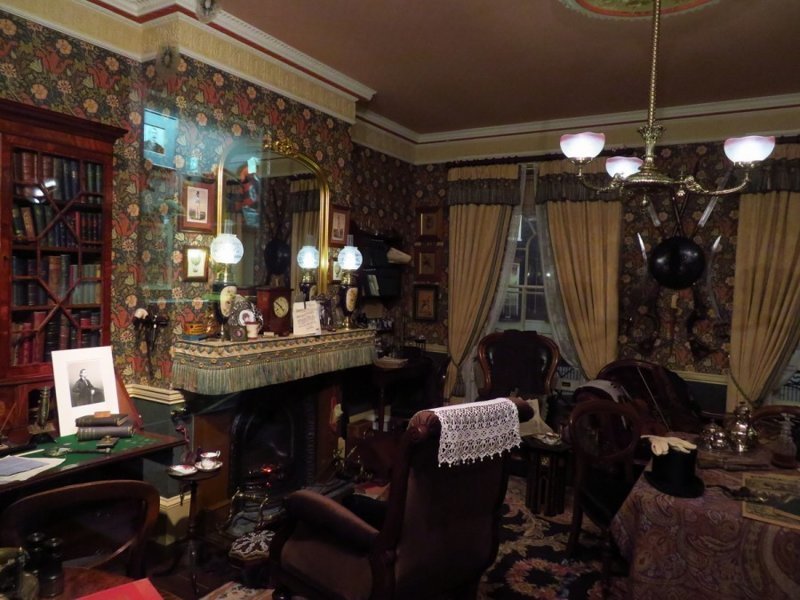 Музей Шерлока Холмса в Майрингене. Копия гостиной Холмса и Ватсона на Бейкер-стрит 221b. Обатите внимание на камин с традиционной каминной полочкой