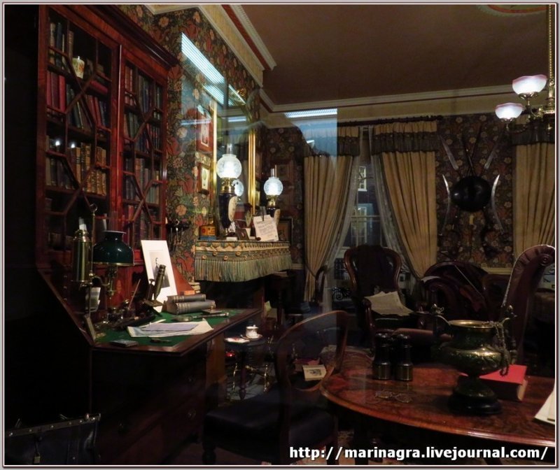Музей Шерлока Холмса в Майрингене. Копия гостиной Холмса и Ватсона на Бейкер-стрит 221b. Слева бюро, за которым Ватсон сочинял свои записки.