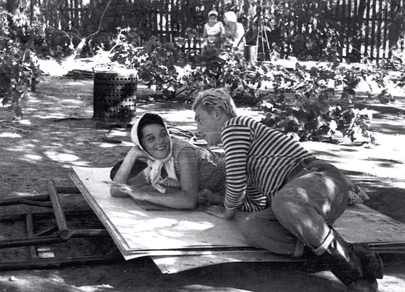 Владимир Высоцкий (Андрей Пчёлка) и Светлана Светличная (Павлина Хуторная) во время съёмок фильма «Стряпуха». Кубань, июнь 1965 года