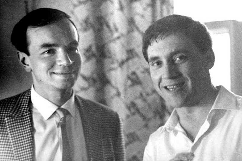 Андрей Вознесенский и Владимир Высоцкий. Москва, июнь 1967 года. Фото Генриетты Перьян