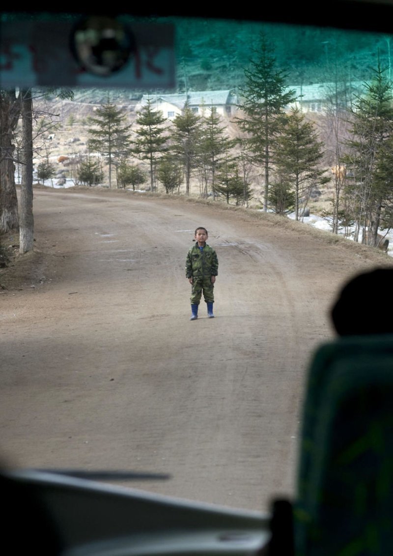 5. Редкий пример непослушного ребенка в Северной Корее. Он встал прямо посреди дороги перед туристическим автобусом