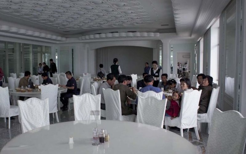 23. А это ресторан для северокорейской элиты, также в Пхеньяне