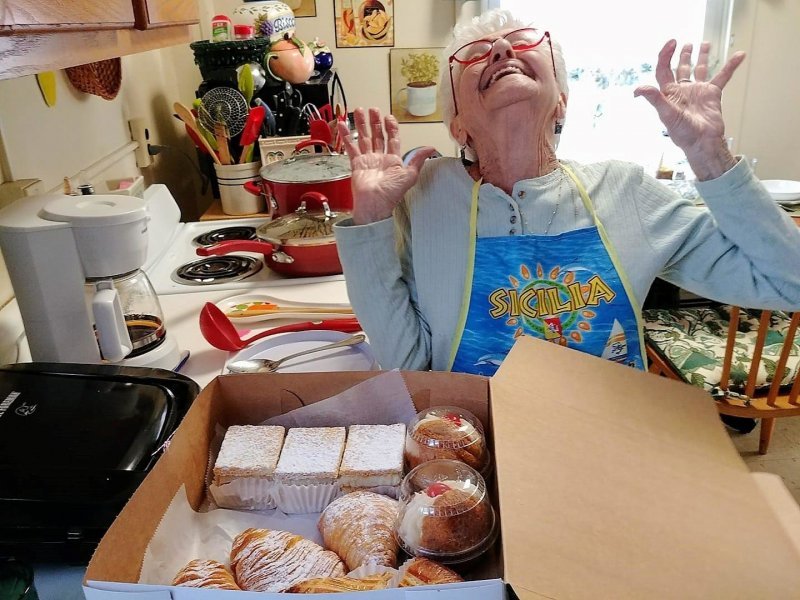 Бабушка радуется итальянской выпечке