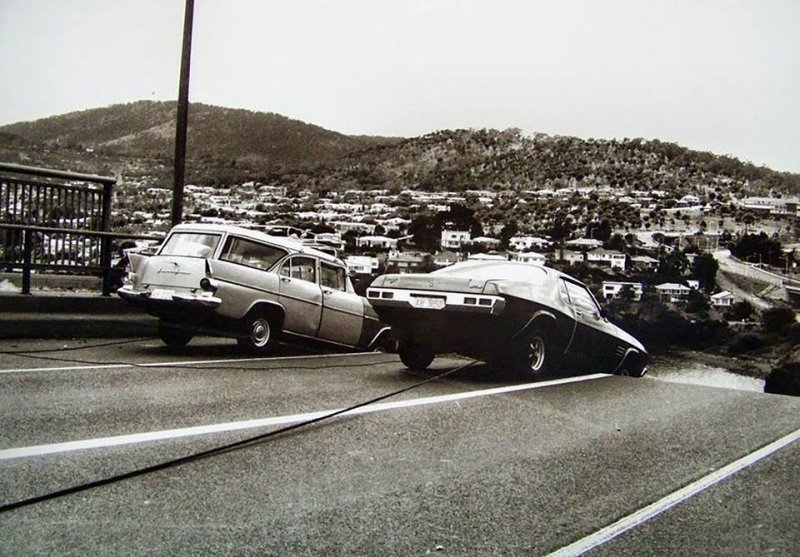 Двум водителям удивительно повезло, они вовремя ударили по тормозам, остановившись на самом краю 45-метровой пропасти. В GTS V8 Monaro и Holden FB ехали кроме водителей их жены и по двое детей.