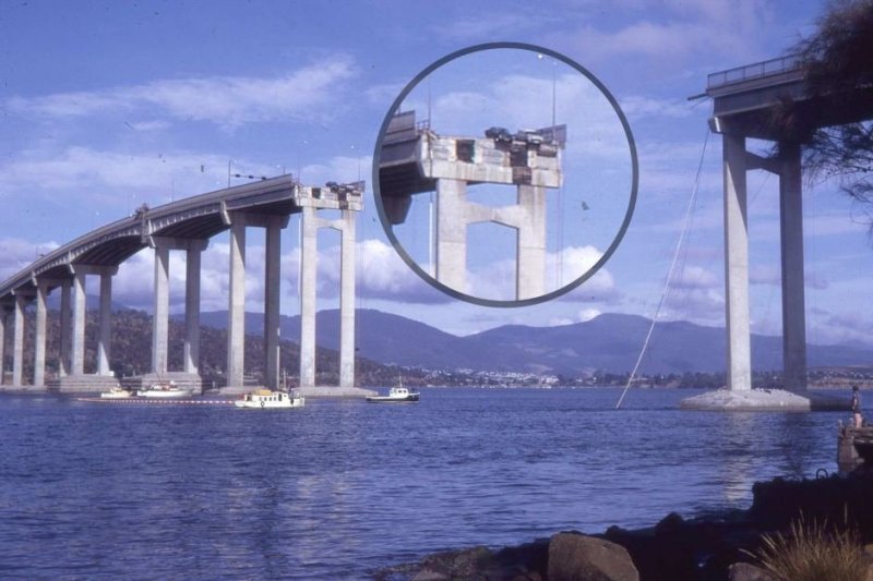 Рухнувший мост унес жизни 12 человек - моряков и пассажиров четырех упавших машин.