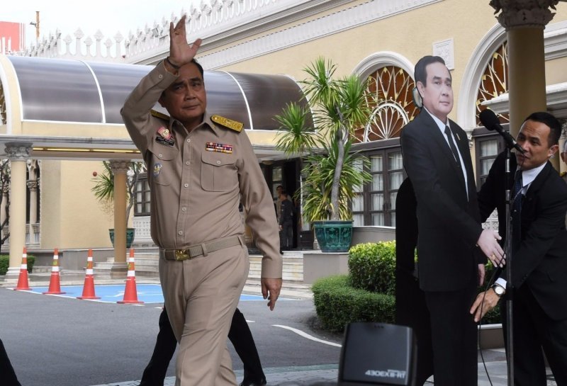 Тайский премьер-министр принёс на конференцию свою картонную копию и предложил задавать все вопросы ей