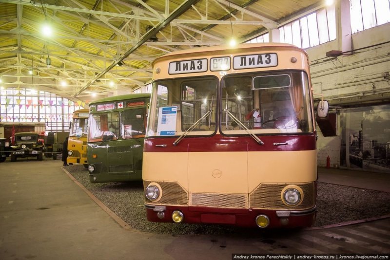 677-й (он же "Луноход") - первый советский серийный городской автобус с автоматической трансмиссией, гидроусилителем руля и пневматической подвеской