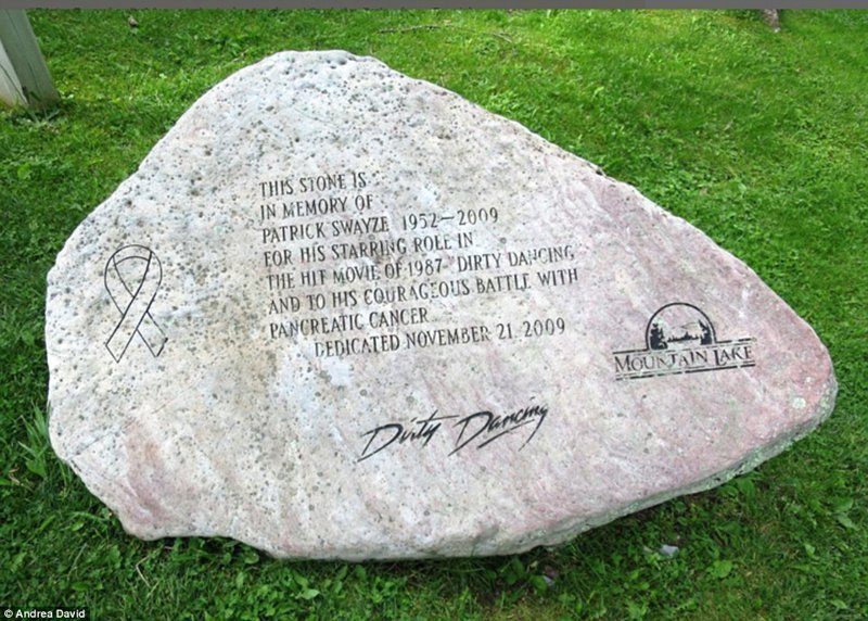 Мемориальный камень в честь Патрика Суэйзи. Актер умер в 2009 году от рака поджелудочной железы