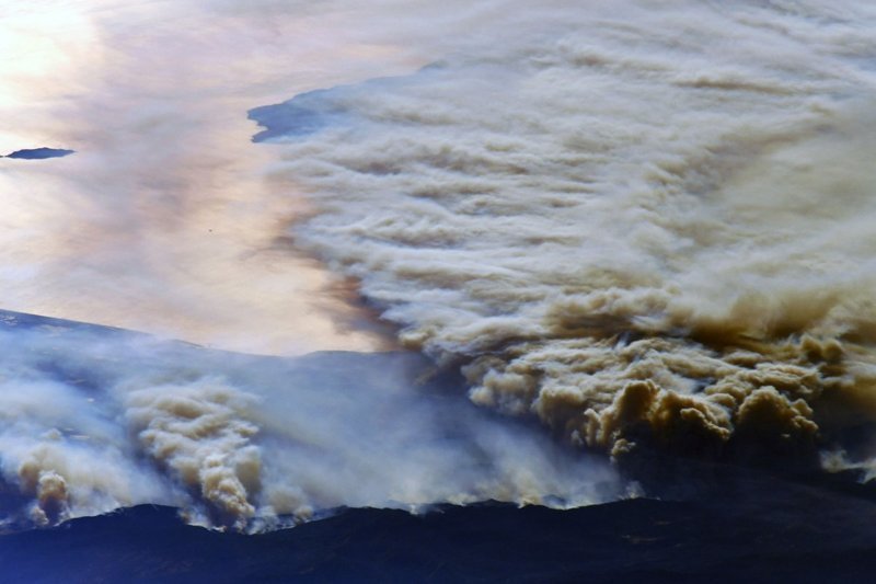 Продолжаю серию снимков Южной Калифорнии, где до сих пор бушуют лесные пожары... (8 декабря)