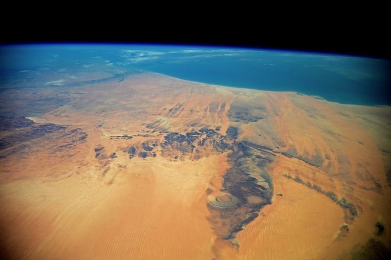Знаменитую структуру Ришат (или "глаз Сахары") действительно отлично видно из космоса