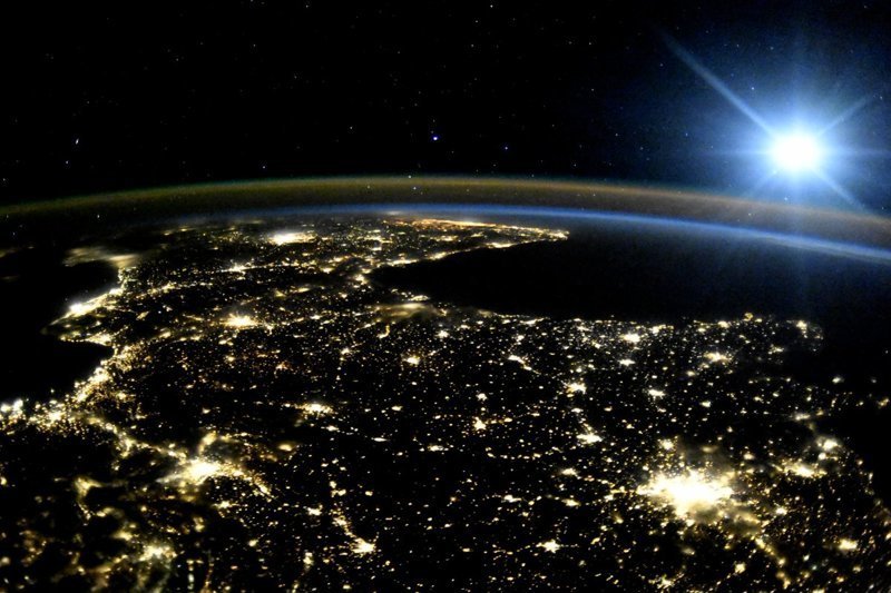 Этот кадр с ночной Европой в лунном свете - один из самых красивых за полет.