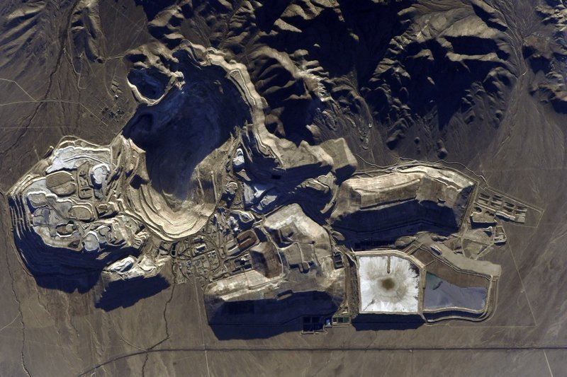 Очень интересно выглядят рудники с борта Международной космической станции