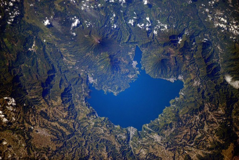 Атитлан — крупное бессточное озеро в Центральной Америке