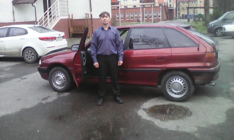 Авторы видео также опубликовали фотографию ветерана с подписью "Это Олег и его новая машина (ну, то есть не новая - но в порядке)"
