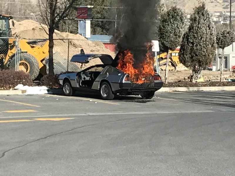 Редкий DeLorean сгорел на парковке у аптеки из-за отсутствия огнетушителя
