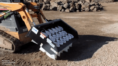 Наполнение мешков песком.