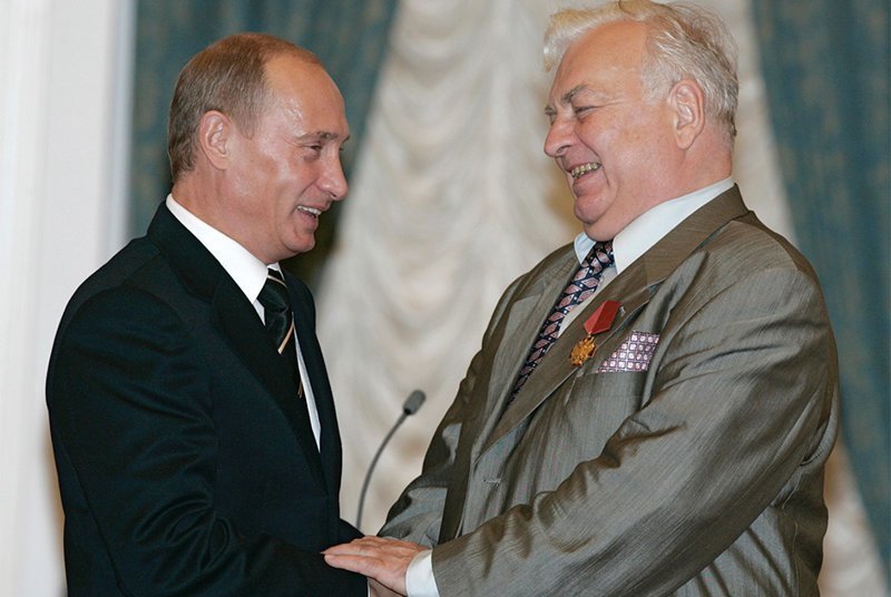 Президент России Владимир Путин вручает Михаилу Державину орден «За заслуги перед Отечеством» IV степени, 2006 год.