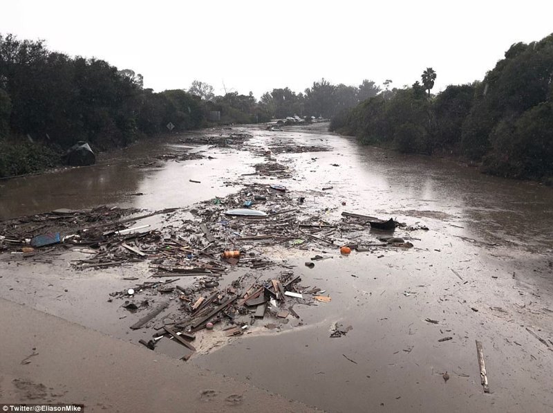 Хайвей 101 в районе Монтесито превратился в реку из грязи и мусора