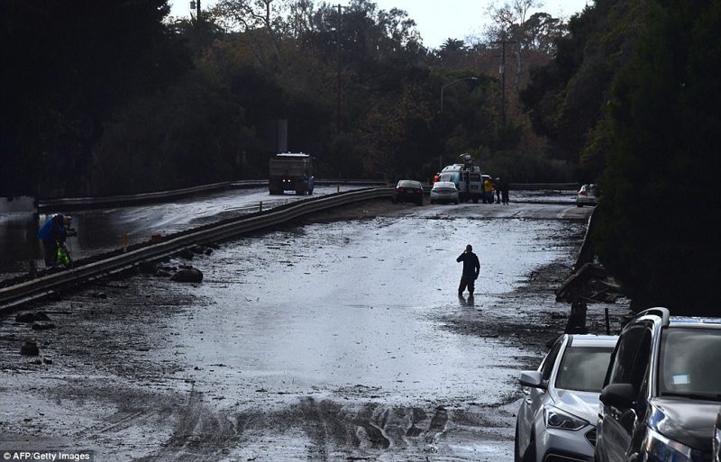 Затопленный участок автотрассы 101 в районе Сан-Исидро