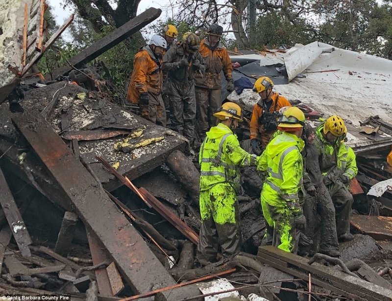 Спасателям удалось вытащить из-под обломков разрушенного дома в Монтесито 14-летнюю девочку