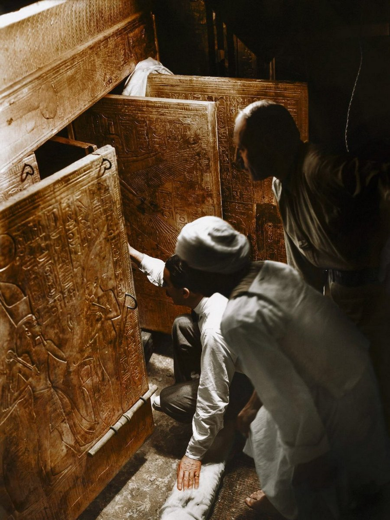 Говард Картер, Артур Каллендер и египетский рабочий открывают двери, чтобы впервые взглянуть на саркофаг Тутанхамона.