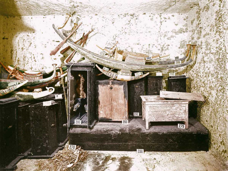 Набор челнов в сокровищнице гробницы. (1923 г.)