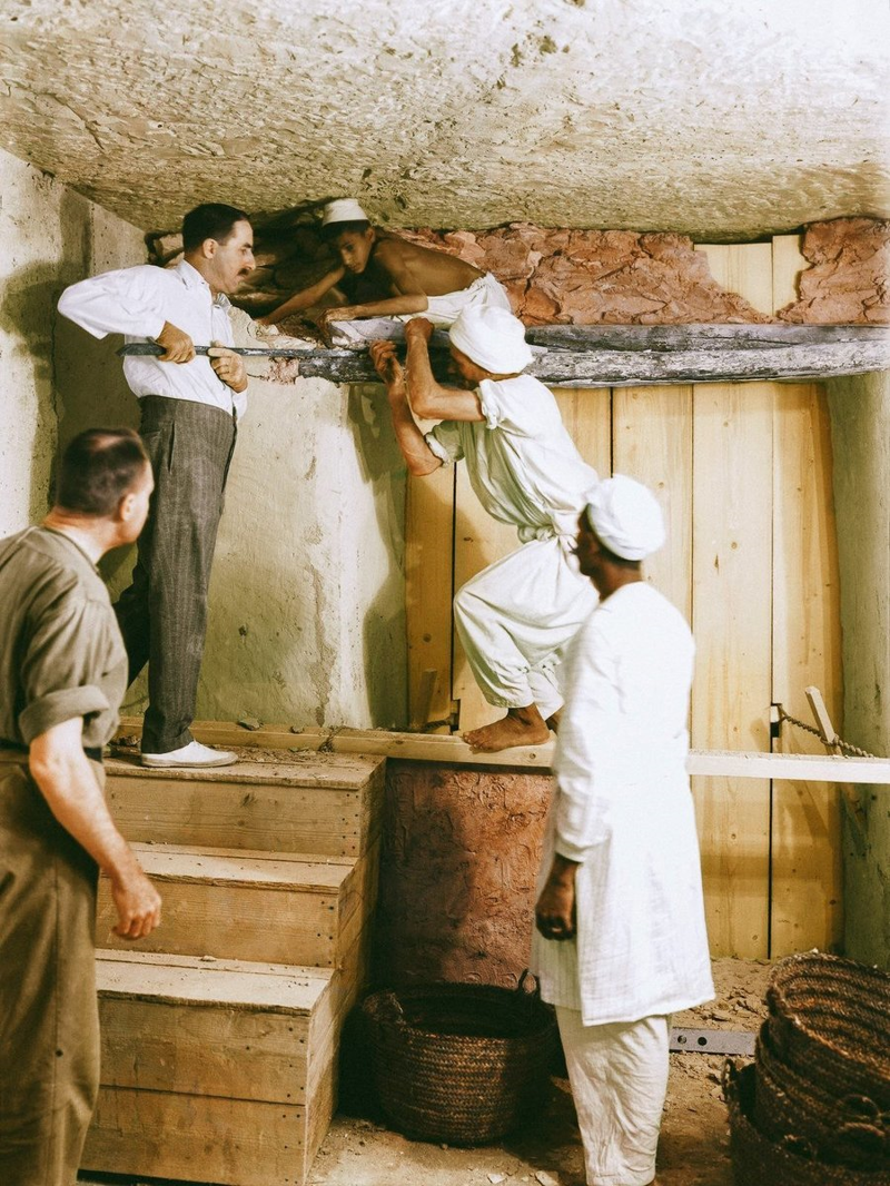 Картер, Каллендер и двое рабочих удаляют перегородку между передней комнатой и погребальным покоем. (1923 год.)