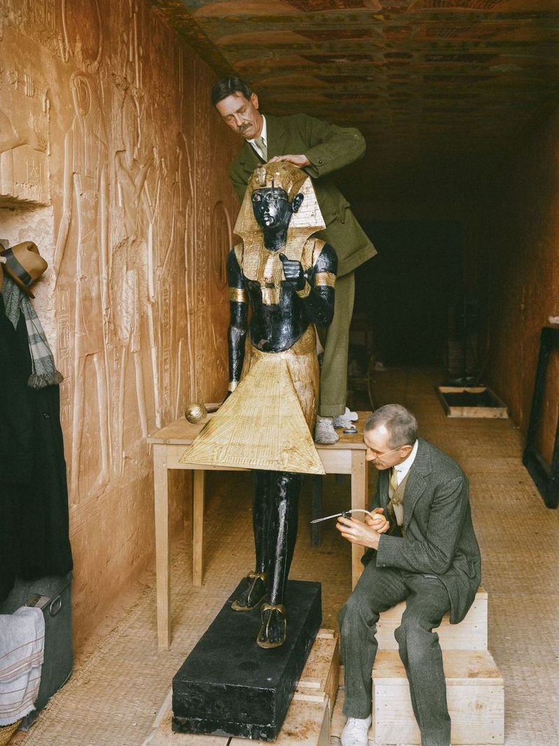В лаборатории, созданной в гробнице Сети II, реставраторы Артур Мейс и Альфред Лукас чистят одну из статуй Ка из передней комнаты. (1924 г.)