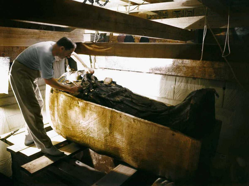 Картер изучает саркофаг Тутанхамона. (1925 г.)