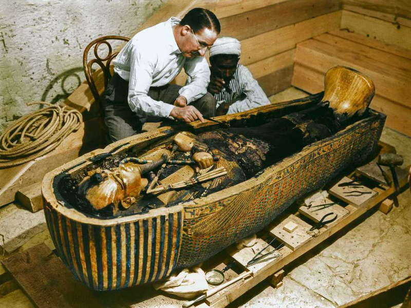  Картер и рабочий изучают саркофаг из чистого золота. (1925 г.)