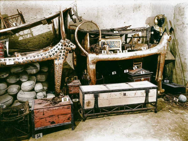 Позолоченное ложе-лев и инкрустированная нагрудная одежда среди других объектов в передней комнате. (1922 г.)