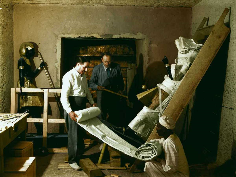 Говард Картер, Артур Каллендер и египетский рабочий обматывают одну из статуй Ка для транспортировки. (1923 г.)